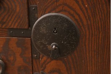 和製アンティーク　新潟県産　前面ケヤキ材　独特な杢目が目を引く見附帳場箪笥(時代箪笥、タンス、引き出し)(R-052400)