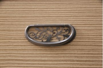 中古　美品　国産　天板・脚または台輪リメイク　素朴で温かな木肌が魅力の総桐箪笥・中段(胴丸、総桐たんす、桐タンス、ローボード、引き出し、ローチェスト)(R-052403)