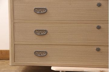 中古　美品　国産　天板・脚または台輪リメイク　素朴で温かな木肌が魅力の総桐箪笥・中段(胴丸、総桐たんす、桐タンス、ローボード、引き出し、ローチェスト)(R-052403)