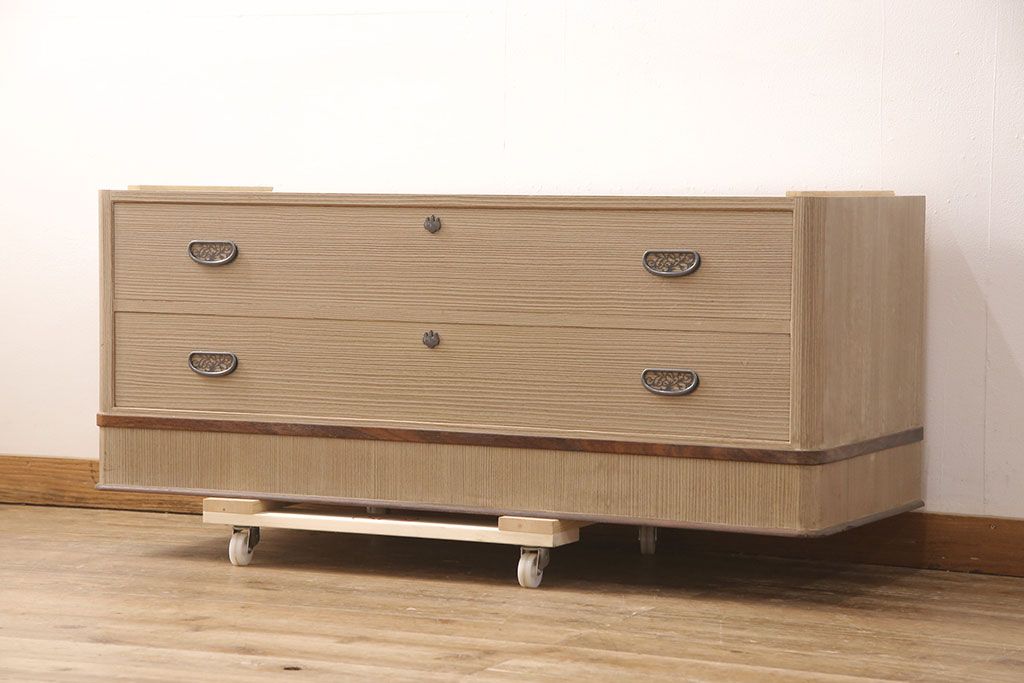 中古 美品 国産 天板リメイク 素朴で温かな木肌が魅力の総桐箪笥・下段(胴丸、総桐たんす、桐タンス、ローボード、引き出し、ローチェスト)(R-052404)