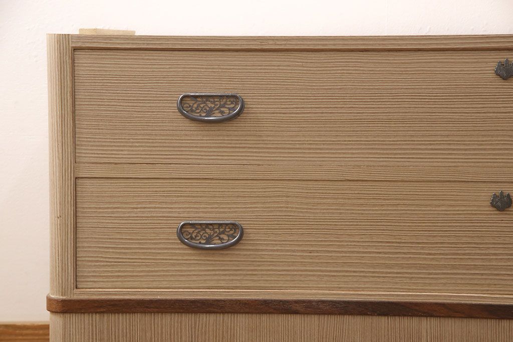 中古 美品 国産 天板リメイク 素朴で温かな木肌が魅力の総桐箪笥・下段(胴丸、総桐たんす、桐タンス、ローボード、引き出し、ローチェスト)(R-052404)