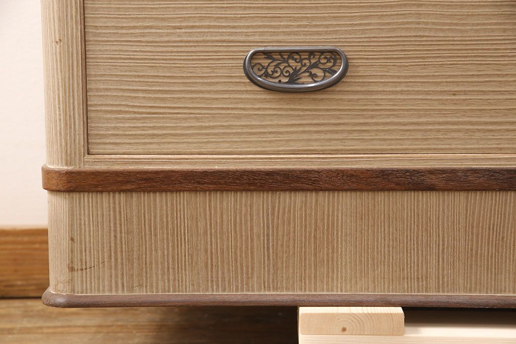 中古 美品 国産 天板リメイク 素朴で温かな木肌が魅力の総桐箪笥・下段(胴丸、総桐たんす、桐タンス、ローボード、引き出し、ローチェスト)(R-052404)