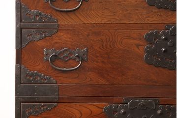 和製アンティーク　前面ケヤキ材　希少　迫力ある金具が目を引く佐渡小木箪笥・上段(衣装箪笥、引き出し、ローチェスト、ローボード)(R-052406)