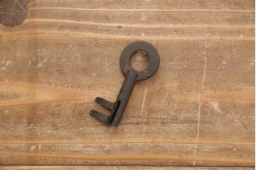和製アンティーク　前面ケヤキ材　希少　迫力ある金具が目を引く佐渡小木箪笥・上段(衣装箪笥、引き出し、ローチェスト、ローボード)(R-052406)