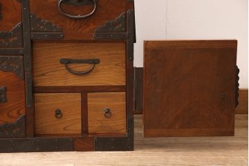 和製アンティーク　前面ケヤキ材　希少　迫力ある金具が目を引く佐渡小木箪笥・下段(衣装箪笥、引き出し、ローチェスト、ローボード)(R-052407)