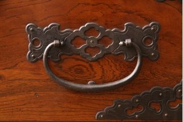 和製アンティーク　前面ケヤキ材　希少　迫力ある金具が目を引く佐渡小木箪笥・下段(衣装箪笥、引き出し、ローチェスト、ローボード)(R-052407)