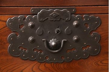 和製アンティーク　前面ケヤキ材　希少　迫力ある金具が目を引く佐渡小木箪笥・下段(衣装箪笥、引き出し、ローチェスト、ローボード)(R-052407)