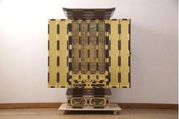 中古　展示品　未使用品　伝統工芸　70代　金仏壇「欄間螺鈿」　細部まで造り込まれた意匠と高級感漂う芸術品のような佇まいが魅力の長岡仏壇(定価約130万円)(R-052412)