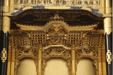 中古　展示品　未使用品　伝統工芸　70代　金仏壇「欄間螺鈿」　細部まで造り込まれた意匠と高級感漂う芸術品のような佇まいが魅力の長岡仏壇(定価約130万円)(R-052412)
