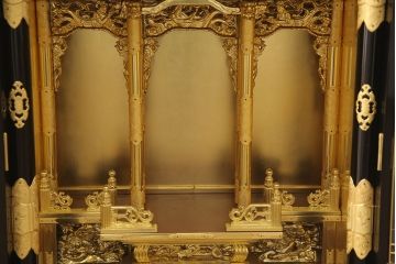 中古　展示品　未使用品　伝統工芸　70代　金仏壇「欄間螺鈿」　細部まで造り込まれた意匠と高級感漂う芸術品のような佇まいが魅力の長岡仏壇(定価約130万円)(R-052412)