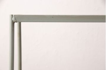 ラフジュ工房オリジナル　ペイント　チーク材　ナチュラルな空間におすすめな優しい色合いの台形アイアンラック(飾り棚、陳列棚)(R-052418)