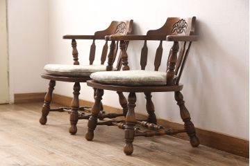 中古　超美品　秋山木工　ナラ材　上質なつくりが魅力的なダイニングチェア2脚セット(アームチェア、キャプテンチェア)(R-052428)