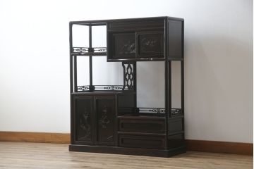 中古　黒檀(コクタン)　繊細な透かし彫りや花の彫り込みが美しい飾り棚(茶棚、戸棚、収納棚)(R-052431)