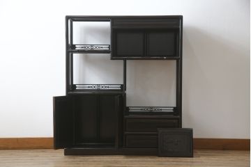 中古　黒檀(コクタン)　繊細な透かし彫りや花の彫り込みが美しい飾り棚(茶棚、戸棚、収納棚)(R-052431)