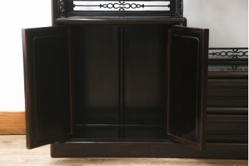 中古　黒檀(コクタン)　繊細な透かし彫りや花の彫り込みが美しい飾り棚(茶棚、戸棚、収納棚)(R-052431)