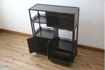 中古　黒檀(コクタン)　繊細な透かし彫りや花の彫り込みが美しい飾り棚(茶棚、戸棚、収納棚)(R-052431)