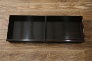 中古　黒檀(コクタン)　繊細な透かし彫りや花の彫り込みが美しい飾り棚(茶棚、戸棚、収納棚)(R-052431)