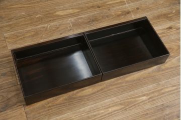 中古　黒檀(コクタン)　繊細な透かし彫りや花の彫り込みが美しい飾り棚(茶棚、戸棚、収納棚)(R-052431)
