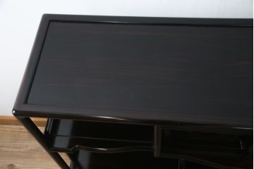 中古　黒檀(コクタン)　繊細な透かし彫りや花の彫り込みが美しい飾り棚(茶棚、戸棚、収納棚)(R-052431)