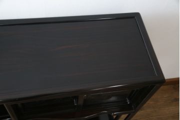 中古　黒檀(コクタン)　繊細な透かし彫りや花の彫り込みが美しい飾り棚(茶棚、戸棚、収納棚)(R-052431)
