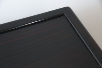 中古　黒檀(コクタン)　繊細な透かし彫りや花の彫り込みが美しい飾り棚(茶棚、戸棚、収納棚)(R-052431)
