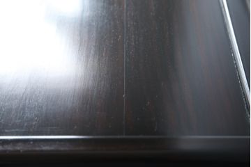 中古　黒檀(コクタン)　繊細な透かし彫りや花の彫り込みが美しい飾り棚(茶棚、戸棚、収納棚)(R-052431)