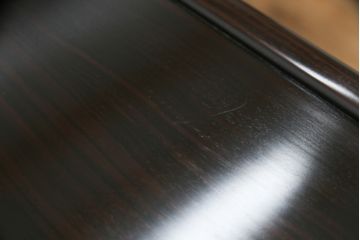 中古　黒檀(コクタン)　繊細な透かし彫りや花の彫り込みが美しい飾り棚(茶棚、戸棚、収納棚)(R-052431)