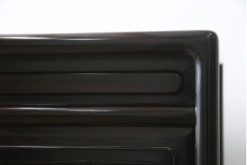 中古　黒檀(コクタン)　繊細な透かし彫りや花の彫り込みが美しい飾り棚(茶棚、戸棚、収納棚)(R-052431)