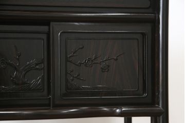 中古　黒檀(コクタン)　繊細な透かし彫りや花の彫り込みが美しい飾り棚(茶棚、戸棚、収納棚)(R-052431)