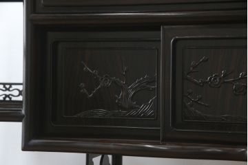 中古　黒檀(コクタン)　繊細な透かし彫りや花の彫り込みが美しい飾り棚(茶棚、戸棚、収納棚)(R-052431)