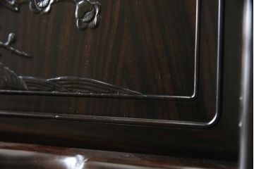 中古　黒檀(コクタン)　繊細な透かし彫りや花の彫り込みが美しい飾り棚(茶棚、戸棚、収納棚)(R-052431)