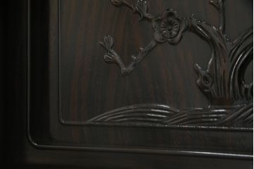 中古　黒檀(コクタン)　繊細な透かし彫りや花の彫り込みが美しい飾り棚(茶棚、戸棚、収納棚)(R-052431)