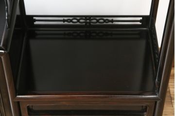 中古　黒檀(コクタン)　繊細な透かし彫りや花の彫り込みが美しい飾り棚(茶棚、戸棚、収納棚)(R-052431)