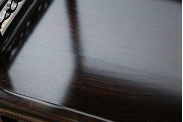 中古　黒檀(コクタン)　繊細な透かし彫りや花の彫り込みが美しい飾り棚(茶棚、戸棚、収納棚)(R-052431)