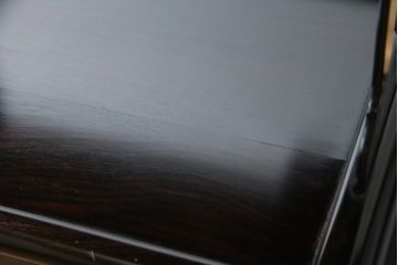 中古　黒檀(コクタン)　繊細な透かし彫りや花の彫り込みが美しい飾り棚(茶棚、戸棚、収納棚)(R-052431)
