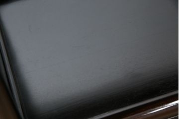 中古　黒檀(コクタン)　繊細な透かし彫りや花の彫り込みが美しい飾り棚(茶棚、戸棚、収納棚)(R-052431)