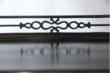 中古　黒檀(コクタン)　繊細な透かし彫りや花の彫り込みが美しい飾り棚(茶棚、戸棚、収納棚)(R-052431)