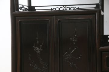中古　黒檀(コクタン)　繊細な透かし彫りや花の彫り込みが美しい飾り棚(茶棚、戸棚、収納棚)(R-052431)