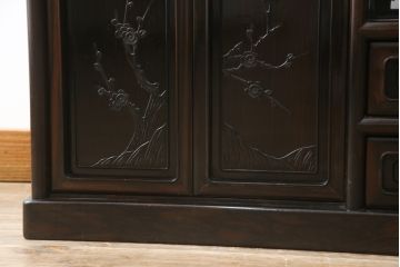 中古　黒檀(コクタン)　繊細な透かし彫りや花の彫り込みが美しい飾り棚(茶棚、戸棚、収納棚)(R-052431)