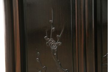 中古　黒檀(コクタン)　繊細な透かし彫りや花の彫り込みが美しい飾り棚(茶棚、戸棚、収納棚)(R-052431)