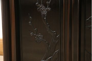中古　黒檀(コクタン)　繊細な透かし彫りや花の彫り込みが美しい飾り棚(茶棚、戸棚、収納棚)(R-052431)
