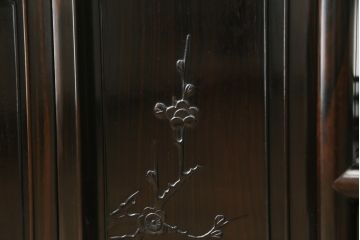 中古　黒檀(コクタン)　繊細な透かし彫りや花の彫り込みが美しい飾り棚(茶棚、戸棚、収納棚)(R-052431)