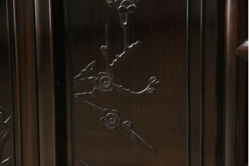 中古　黒檀(コクタン)　繊細な透かし彫りや花の彫り込みが美しい飾り棚(茶棚、戸棚、収納棚)(R-052431)