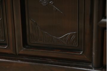 中古　黒檀(コクタン)　繊細な透かし彫りや花の彫り込みが美しい飾り棚(茶棚、戸棚、収納棚)(R-052431)