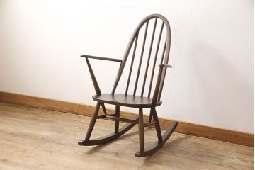 中古　ERCOL(アーコール)　木の温もり溢れるクエーカーロッキングチェア(アームチェア、板座チェア)(R-052440)