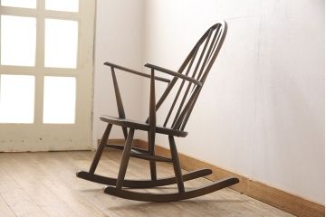 中古　ERCOL(アーコール)　木の温もり溢れるクエーカーロッキングチェア(アームチェア、板座チェア)(R-052440)