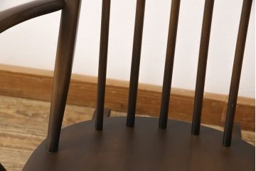 中古　ERCOL(アーコール)　木の温もり溢れるクエーカーロッキングチェア(アームチェア、板座チェア)(R-052440)