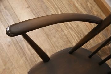 中古　ERCOL(アーコール)　木の温もり溢れるクエーカーロッキングチェア(アームチェア、板座チェア)(R-052440)