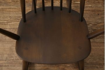 中古　ERCOL(アーコール)　木の温もり溢れるクエーカーロッキングチェア(アームチェア、板座チェア)(R-052440)