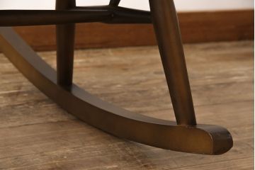 中古　ERCOL(アーコール)　木の温もり溢れるクエーカーロッキングチェア(アームチェア、板座チェア)(R-052440)